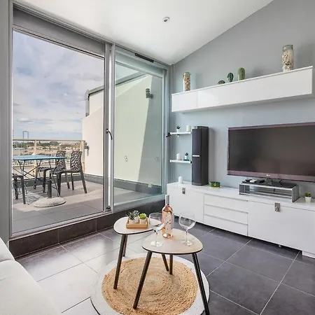 Front Marina Apartment